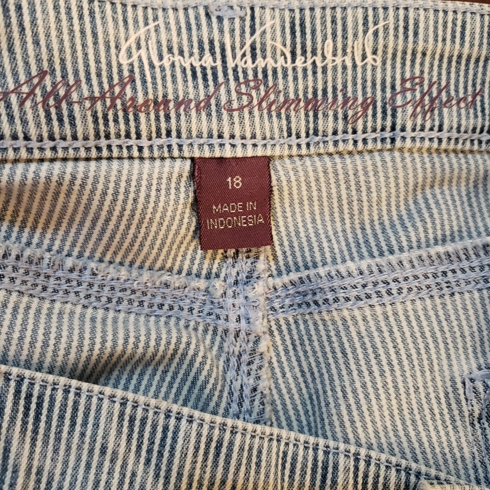 💙Gloria Vanderbilt Women's Pin-striped Capris Size 18💙 - Picture 3 of 5